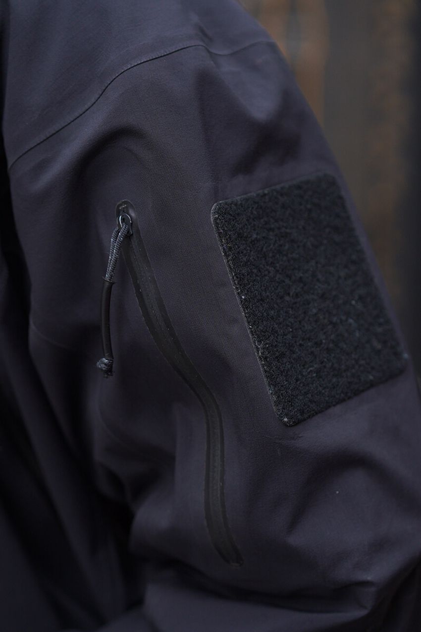 「アークテリクス」の“黒シェル”が街角で高支持率！重ね着もアウターもイケる汎用性を証明 - 9枚目の画像