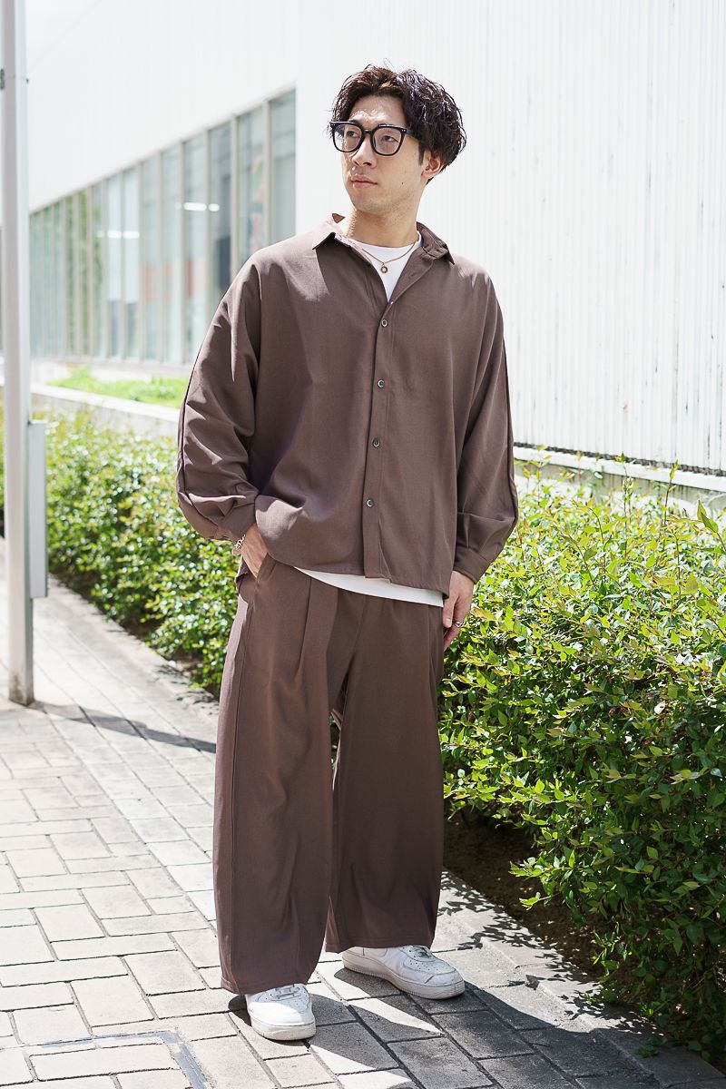 シャツ、Tシャツ、パンツ=すべてゾゾ シューズ=ナイキ 眼鏡=ユニクロ ネックレス=ヴィンテージ ブレスレット、リング=ともにヴィンテージ