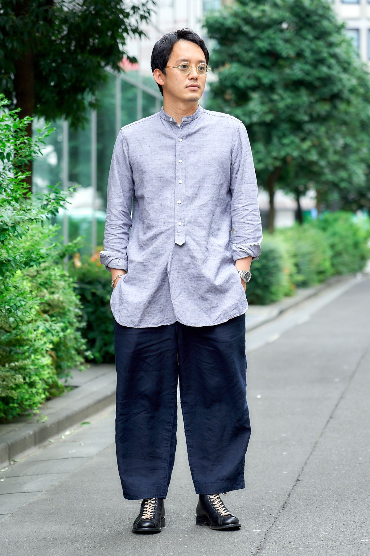 シャツ＝シュス　Tシャツ＝オーラリー　パンツ、眼鏡＝ともにポータークラシック　シューズ＝ブラザーブリッジ 　ブレスレット＝エルメス　腕時計＝ロレックス