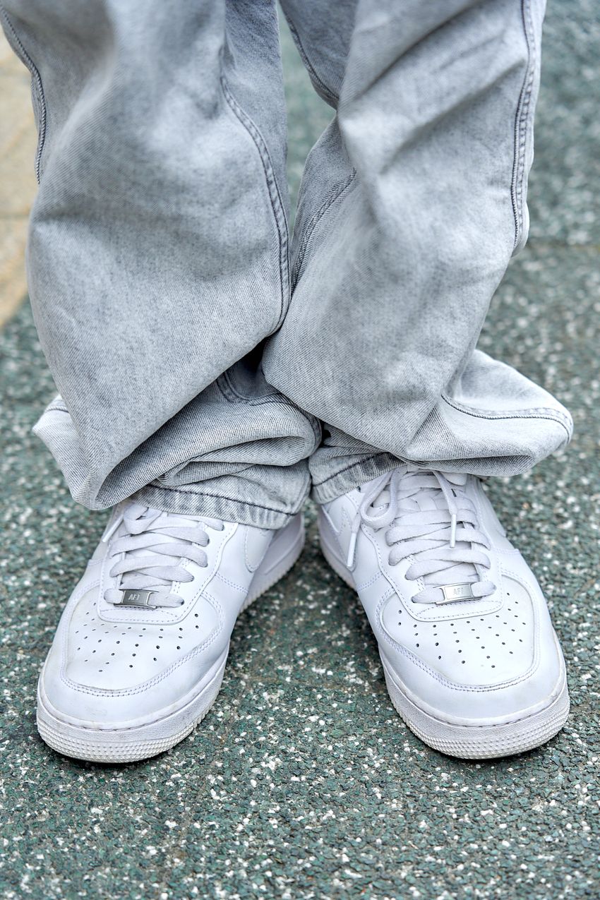 春スニーカーに迷ったら「白いエア フォース 1」を！アメカジからきれいめまでハマる万能性を実証 - 6枚目の画像