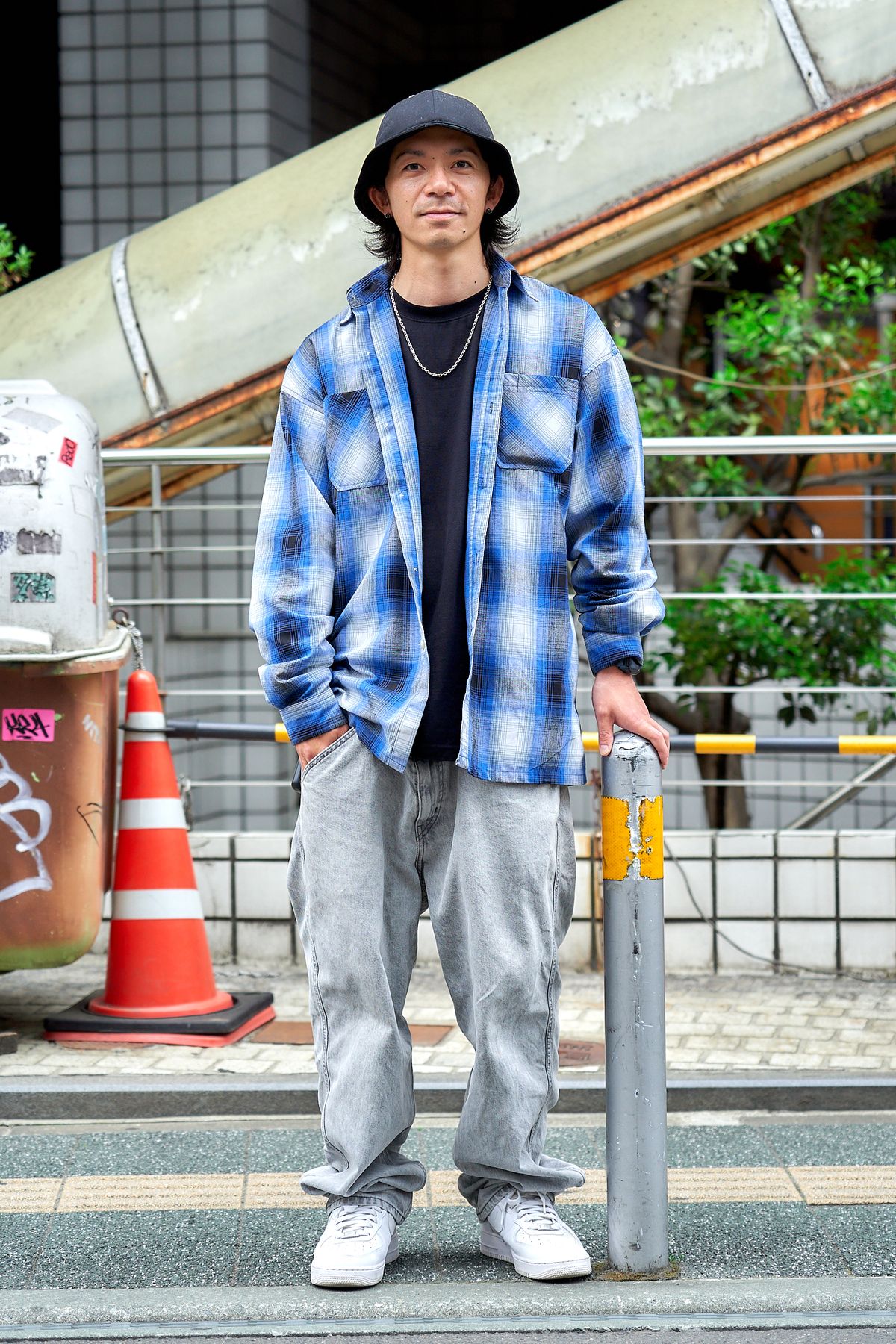 シャツ=サジェッション Tシャツ=カーハート デニム=ユニクロ シューズ=ナイキ 帽子=スラッシャー ネックレス、ピアス=ともにノーブランド 腕時計=ニクソン