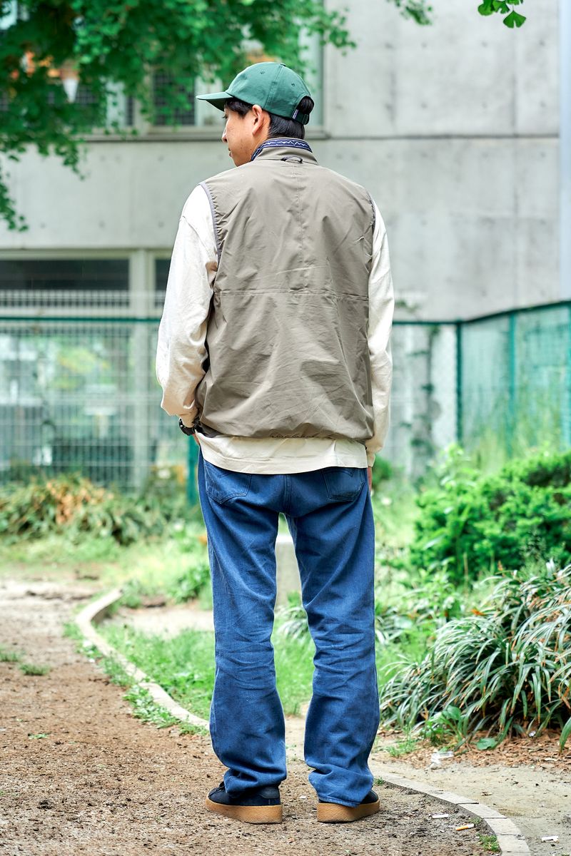 アウトドアブランドのベストを街で着る 重野嵩弥 2枚目の写真