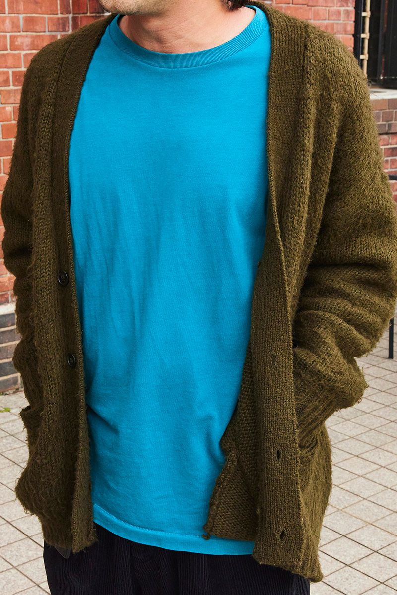 休日のゆるコーデは、鮮やかブルーの挿し色でパキッと締める！ 吉野卓己 2枚目の写真