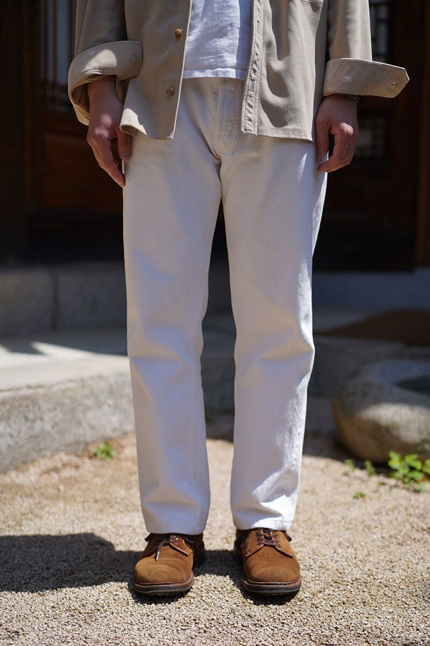 リーバイスが大人見えする“スニーカー以外”の選択。白、黒、青のデニムで検証！ - 5枚目の画像