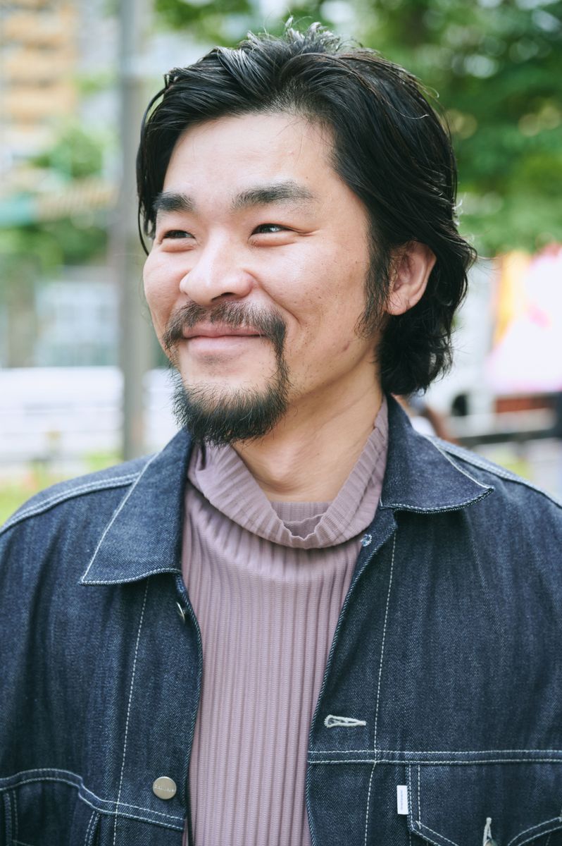 プリーツ×デニムジャケットの意外性が光る 花田陽一 2枚目の写真