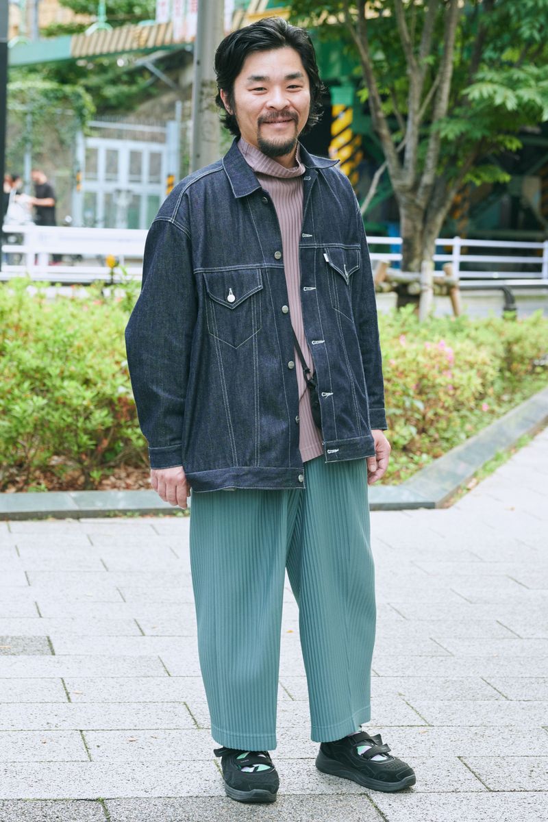 プリーツ×デニムジャケットの意外性が光る 花田陽一