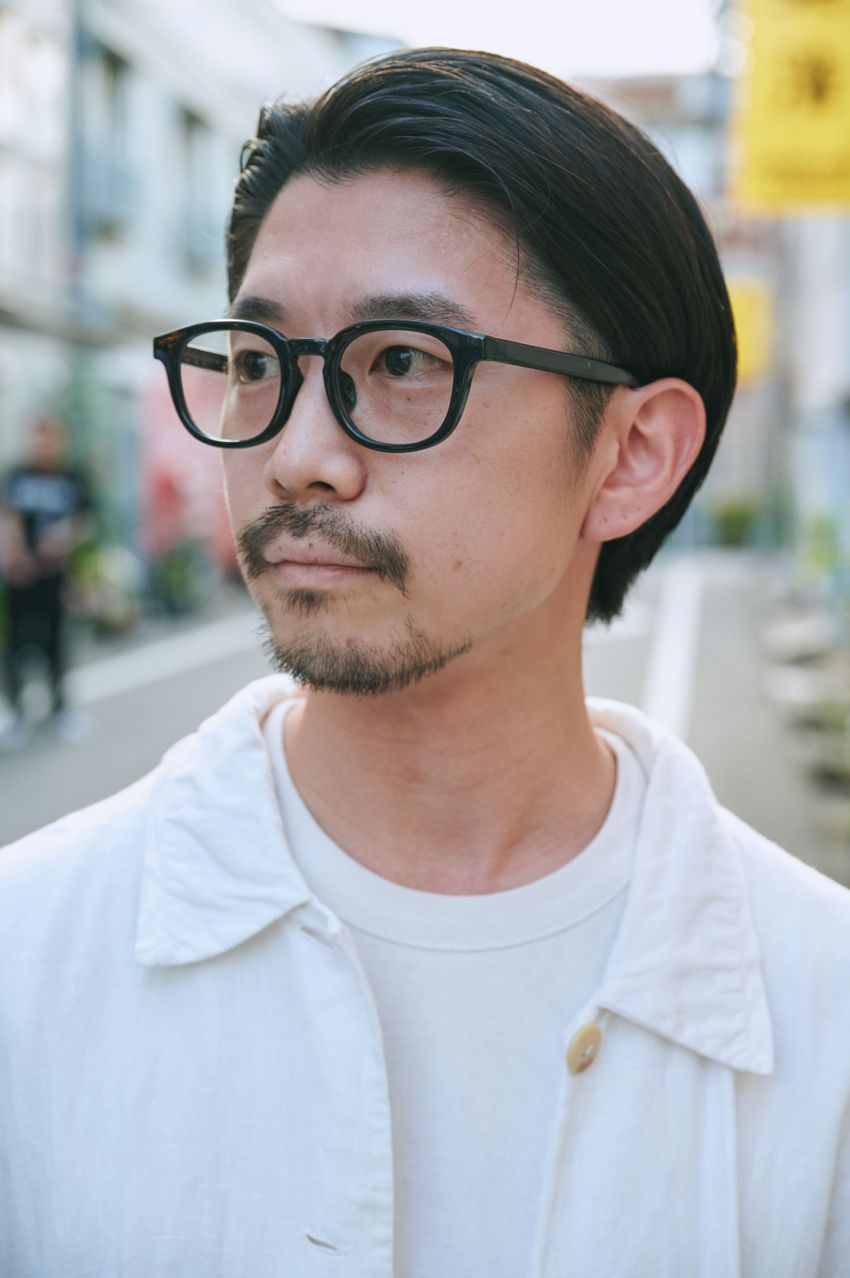 白シャツは“サラッと羽織る”が鉄則！洒落た大人が合わせたパンツは黒スラ、ショーツetc. - 8枚目の画像