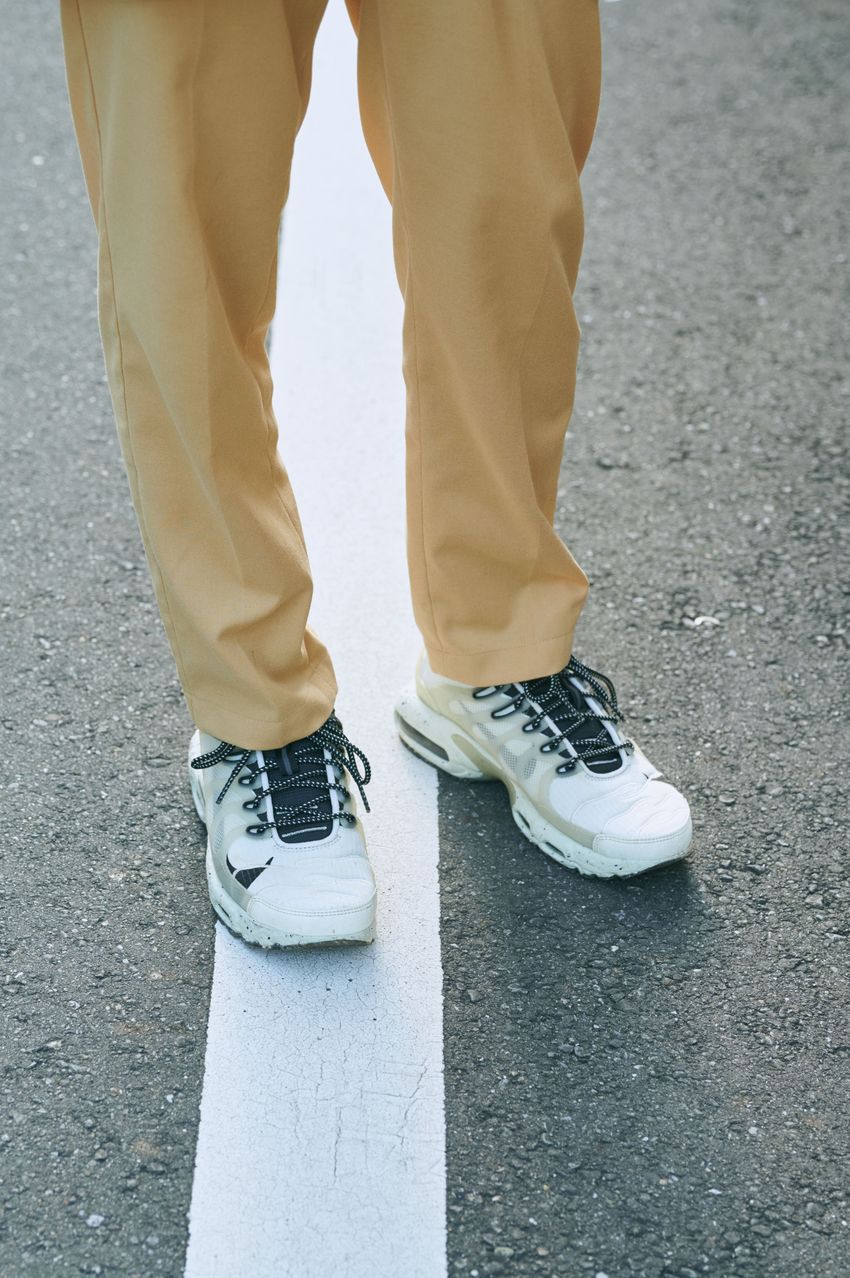 白シャツは“サラッと羽織る”が鉄則！洒落た大人が合わせたパンツは黒スラ、ショーツetc. - 9枚目の画像