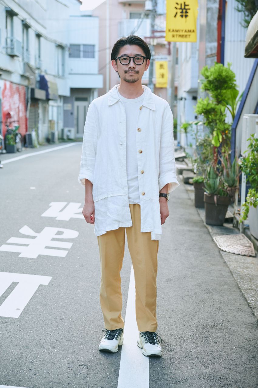 白シャツは“サラッと羽織る”が鉄則！洒落た大人が合わせたパンツは黒スラ、ショーツetc. - 10枚目の画像