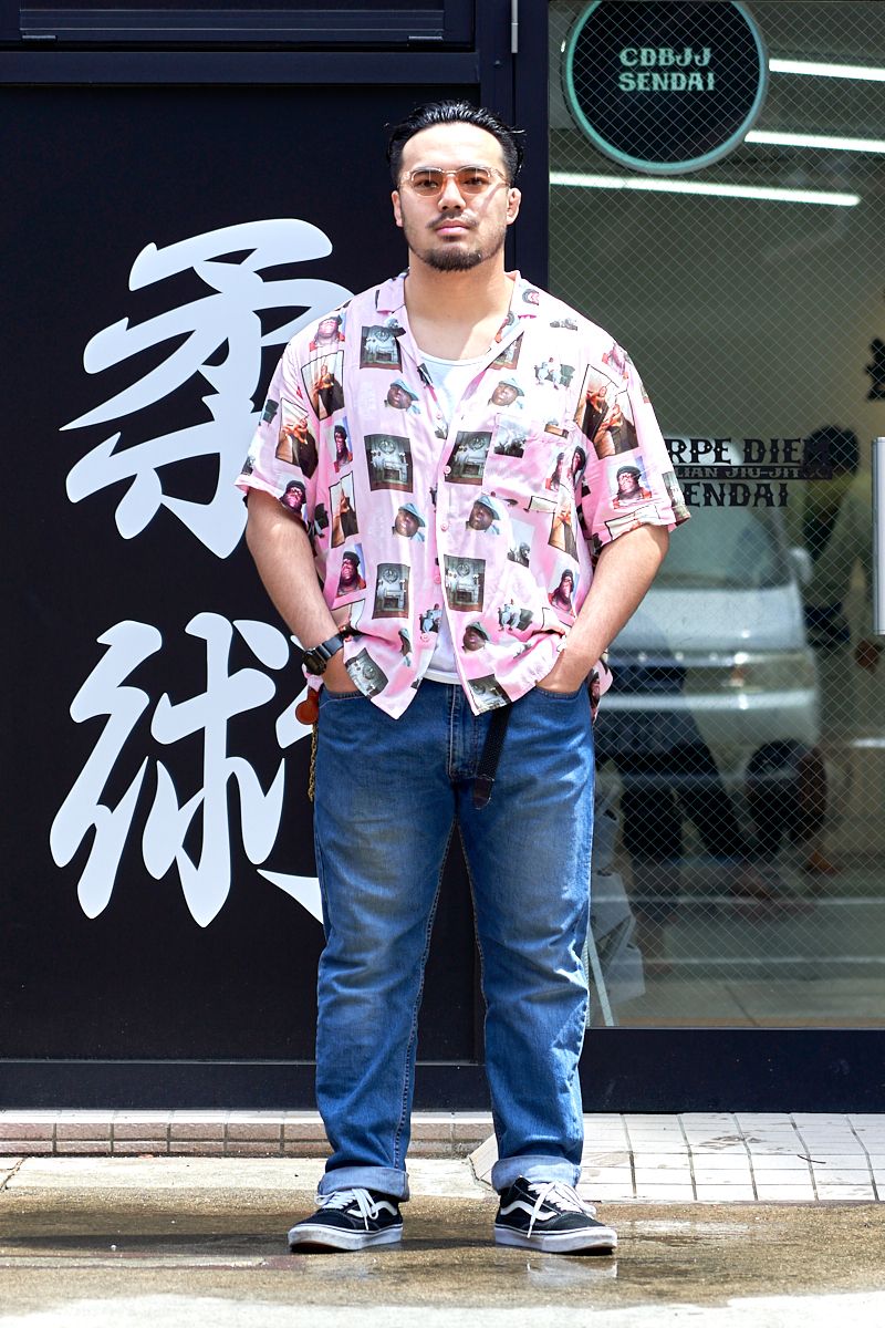 柄シャツで自由さと柔術家の力強さを表現 向谷地 保
