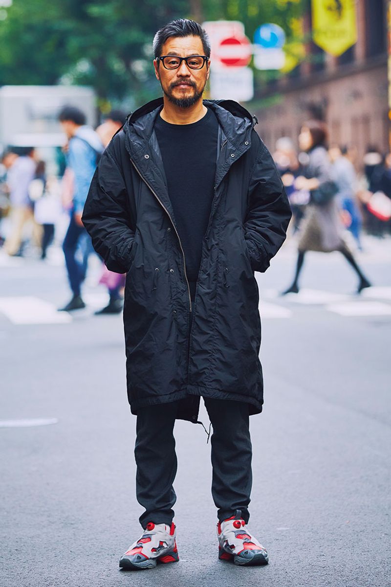 オールブラック、と見せかけて。スニーカーの劇的アクセント 髙野博次