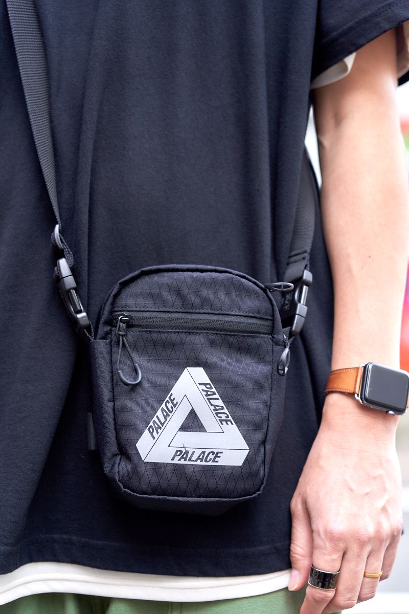 後ろ姿も抜かりなく。ロゴ盛り沢山バックシャン 小川公一 4枚目の写真