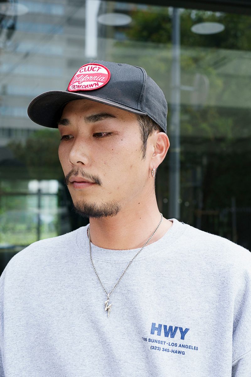 グレースウェットに靴と帽子の赤を利かせて 鈴木将太郎 3枚目の写真