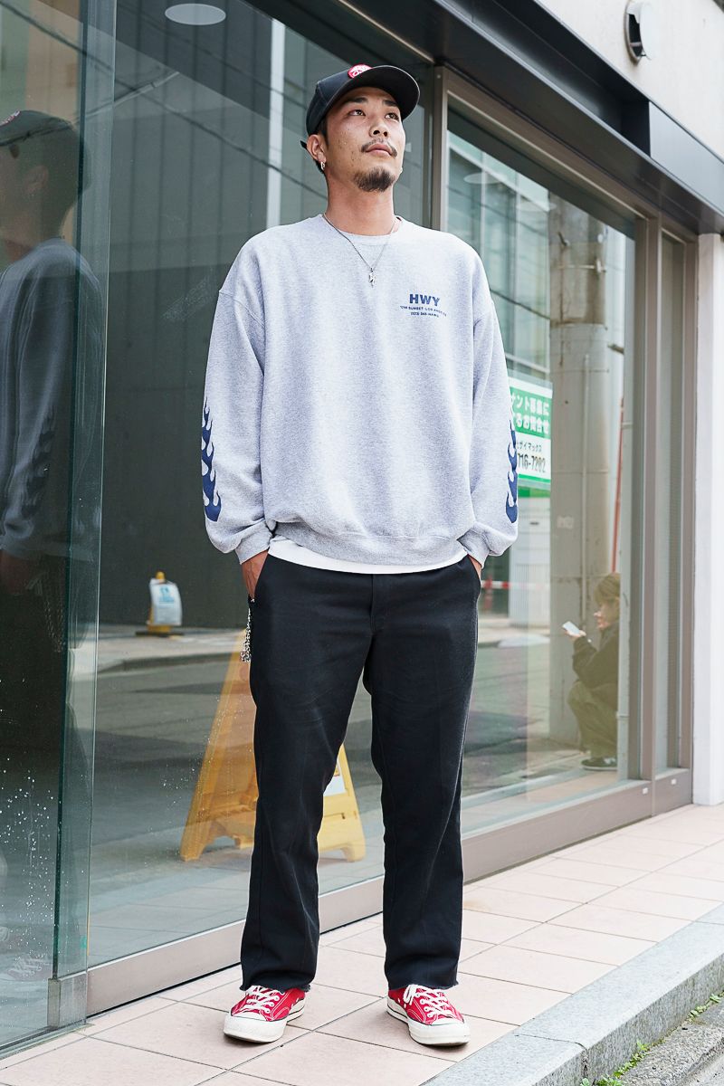 グレースウェットに靴と帽子の赤を利かせて 鈴木将太郎