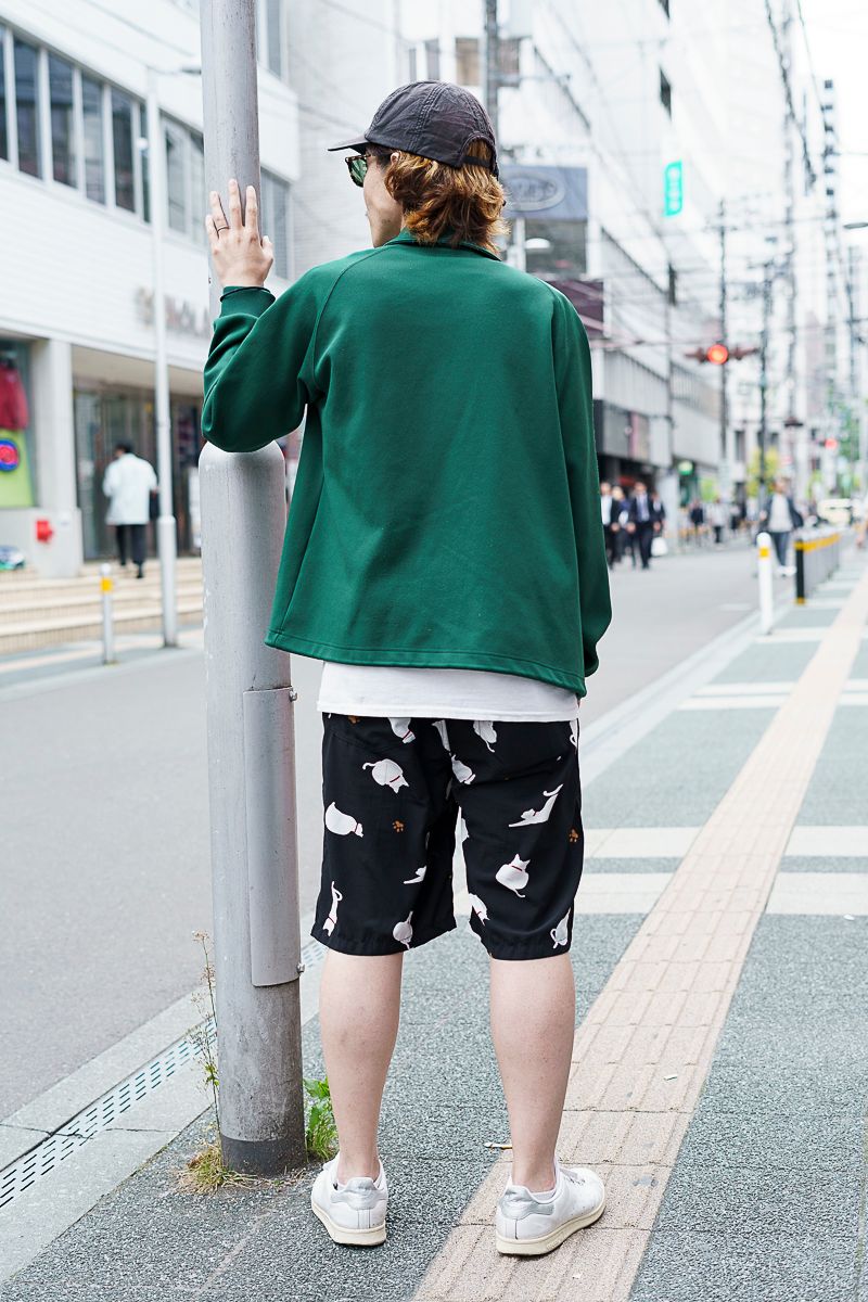 ニャンとも愛らしいショーツで街をお散歩 K.O. 2枚目の写真