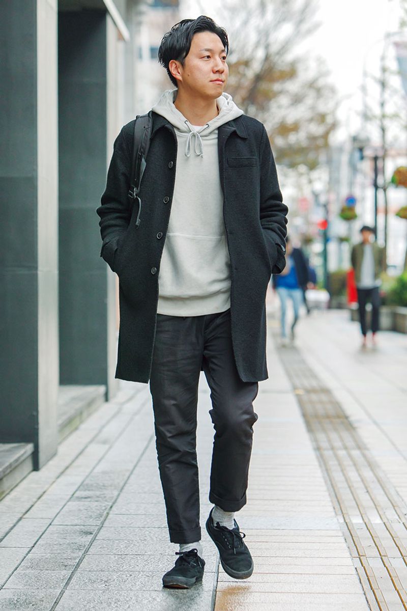 コート×パーカでも子供っぽくない。モノトーンこそ大人のチョイス 水野雄太