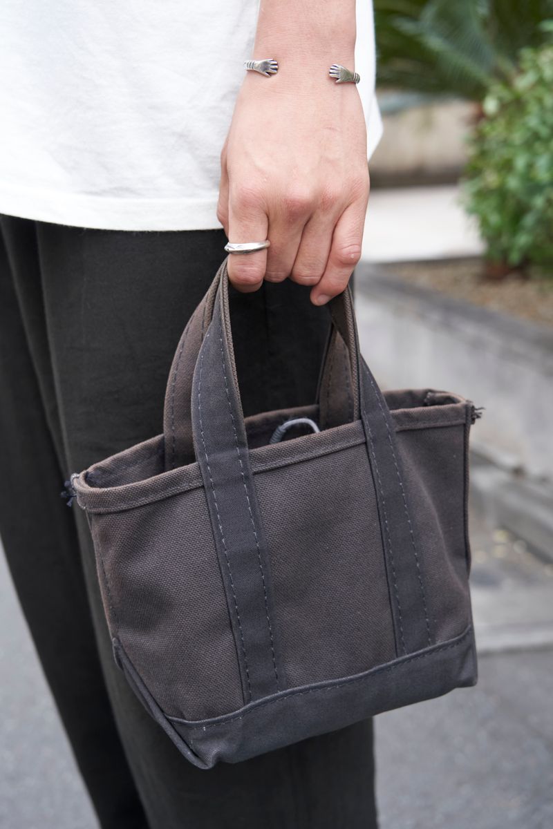 Tシャツ姿を軽く見せない黒クラークス 水越雅人 4枚目の写真