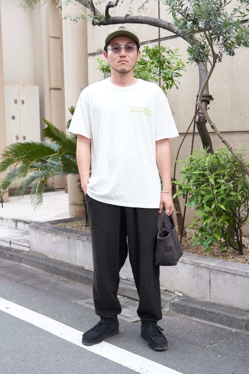 Tシャツ姿を軽く見せない黒クラークス 水越雅人