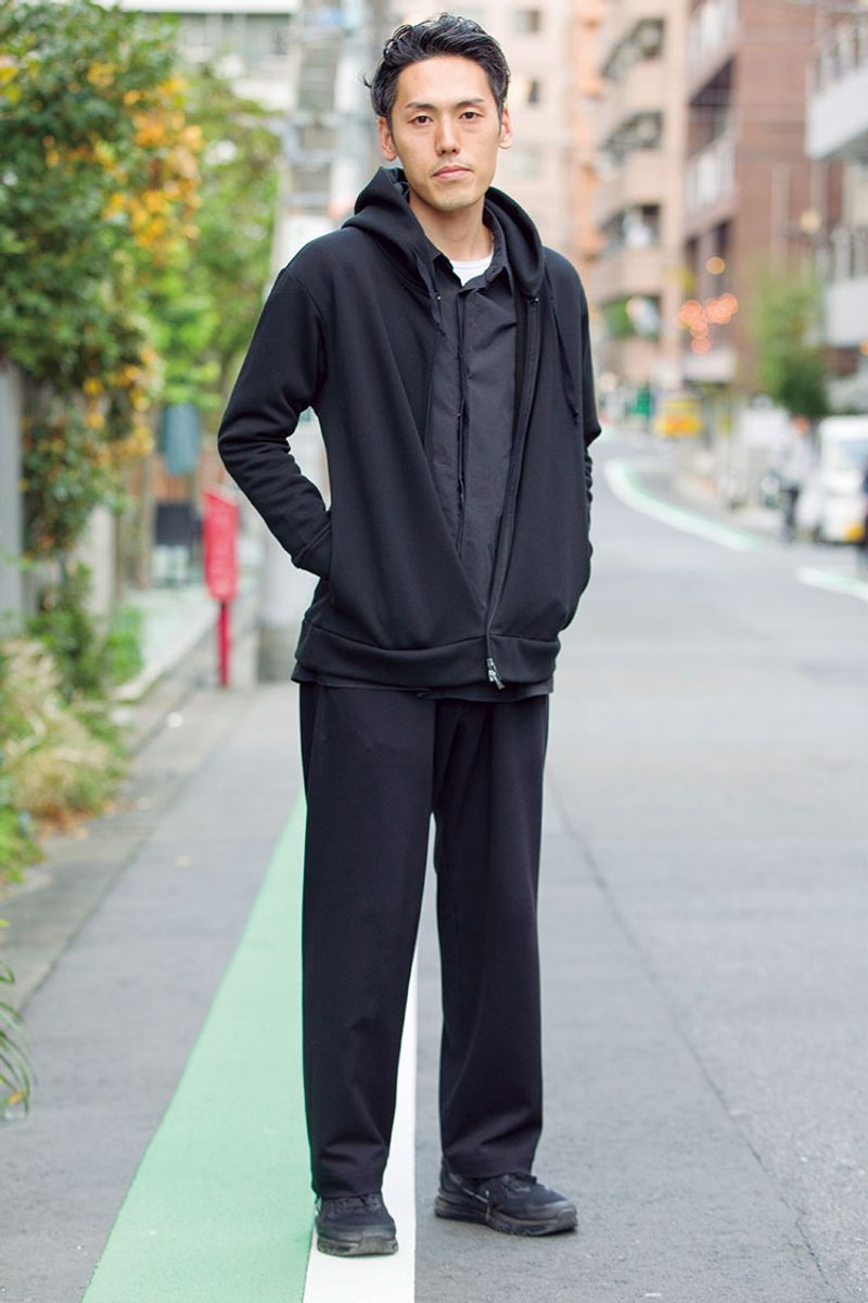 スウェット感のあるカジュアル服も、色使いで格上げできる 小野寺 孝