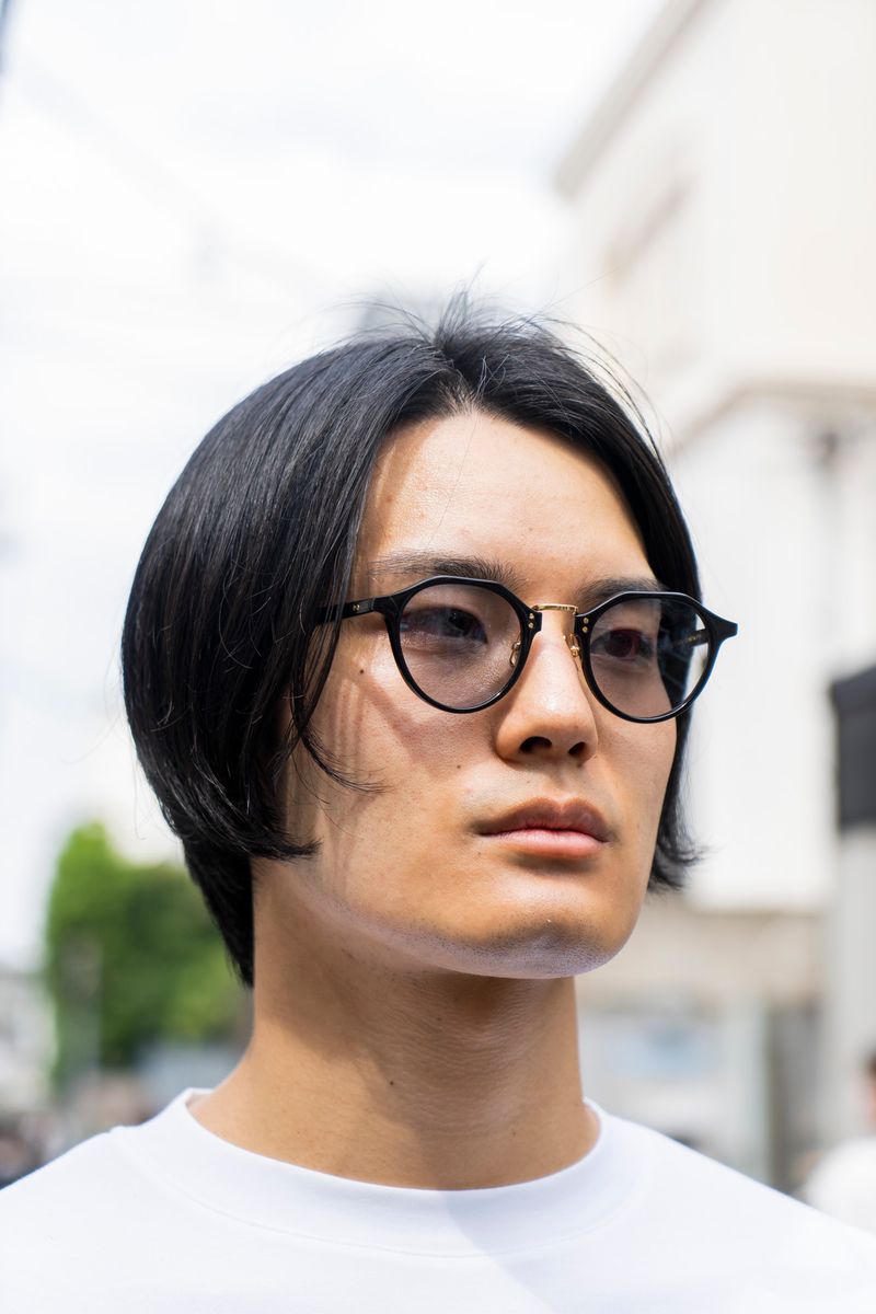 個性派デニムはあえてシンプルなTシャツと 坂本賢太 2枚目の写真