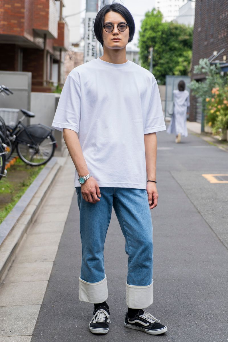 個性派デニムはあえてシンプルなTシャツと 坂本賢太