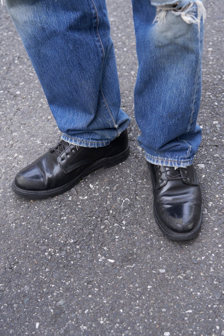 「リーバイス」ジーンズの合わせ方をSNAPで！ジャケットにTシャツ、春を彩るコーデ好例3選 - 8枚目の画像