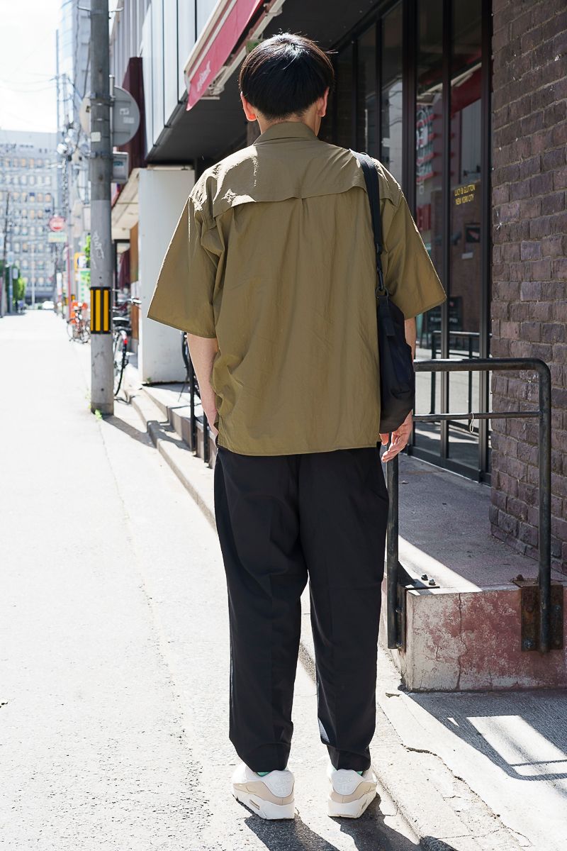 夏のカーキシャツは白を利かせて爽やかに 齋藤卓弥 2枚目の写真