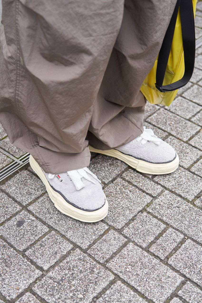 ローテクスニーカーにスパイスを！「ミハラヤスヒロ」の意外なる汎用性をスナップで - 7枚目の画像