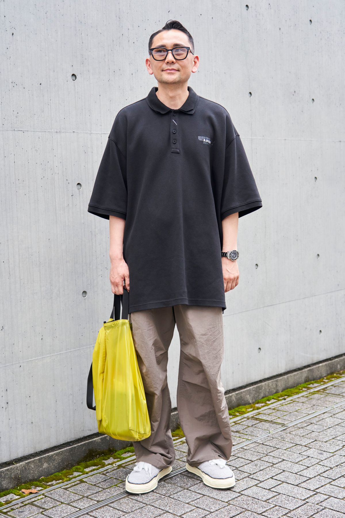 ポロシャツ=アーダーエラー パンツ=アモーメント シューズ=メゾンミハラヤスヒロ 眼鏡=ジェントルモンスター 腕時計=ロレックス