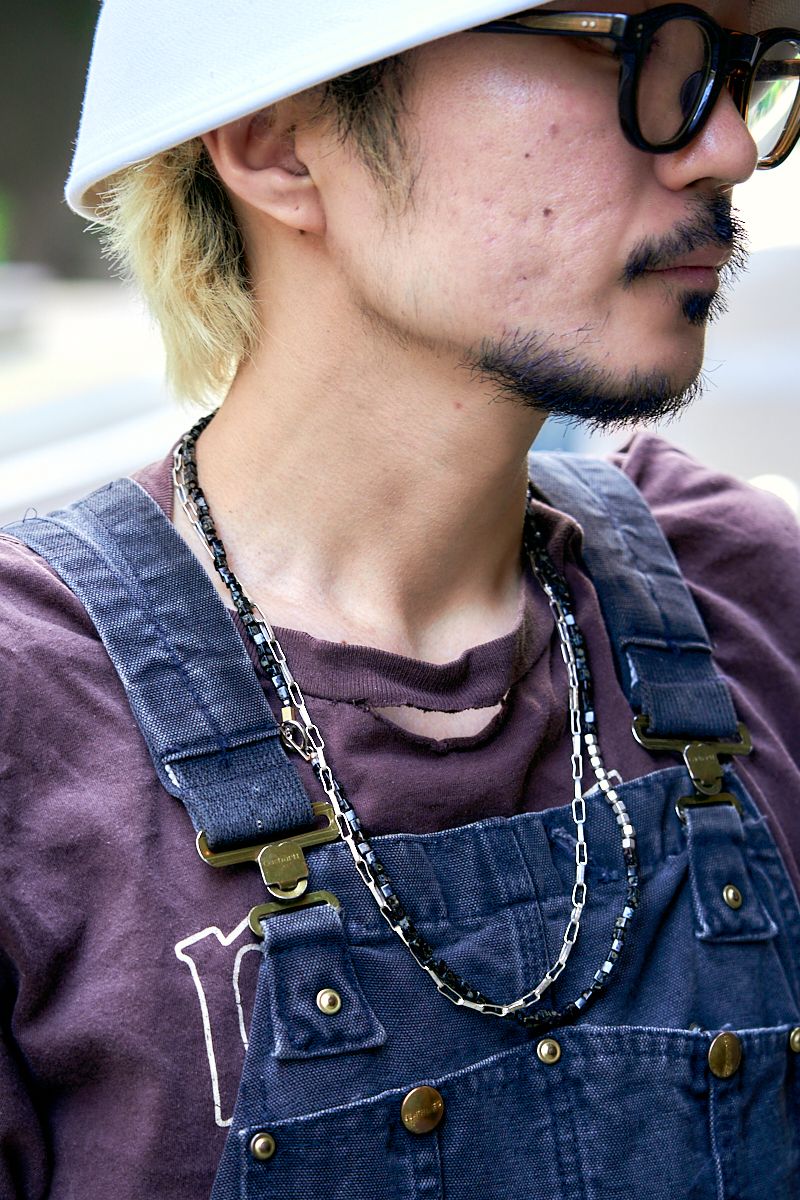 オーバーオールにバケットハットが相性抜群 小山亮太 4枚目の写真