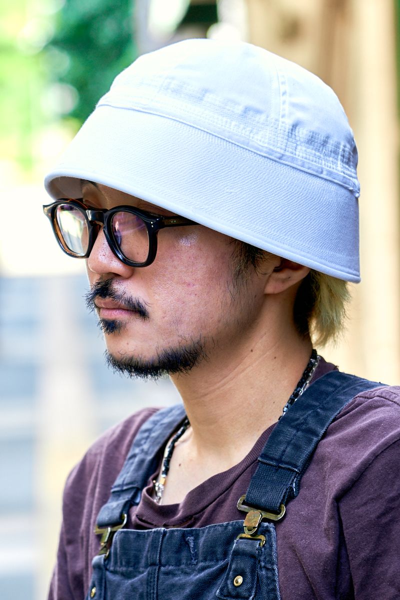 オーバーオールにバケットハットが相性抜群 小山亮太 3枚目の写真