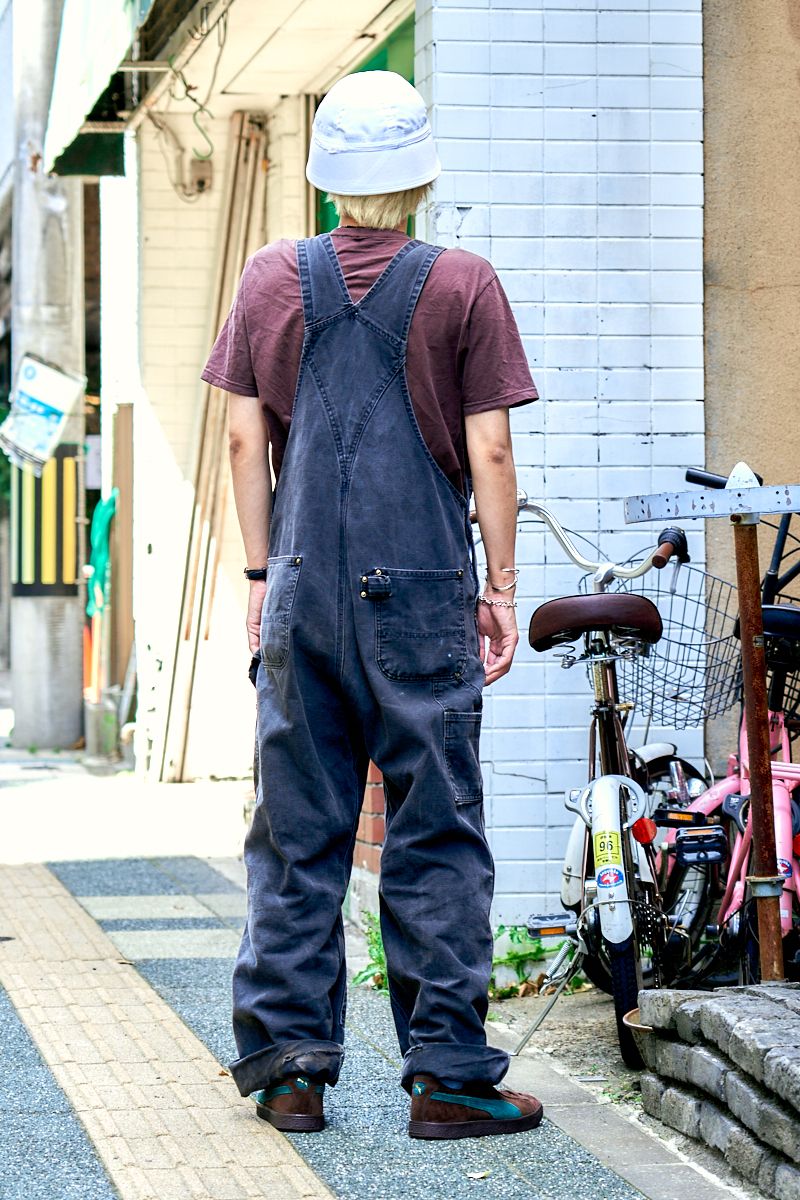オーバーオールにバケットハットが相性抜群 小山亮太 2枚目の写真
