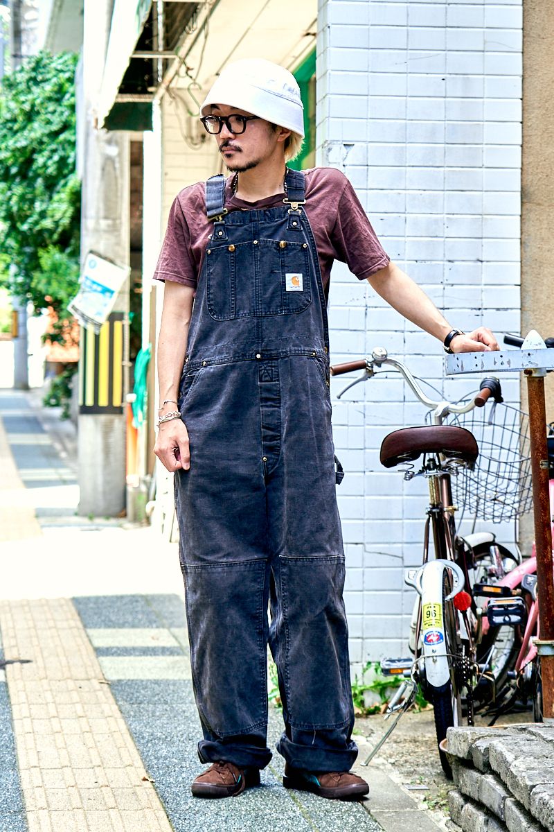 オーバーオールにバケットハットが相性抜群 小山亮太
