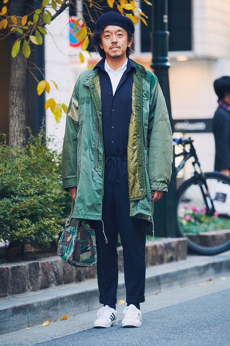 この装い、タダ者じゃない！コート下にチラ見えするジャンプスーツ 及川 毅