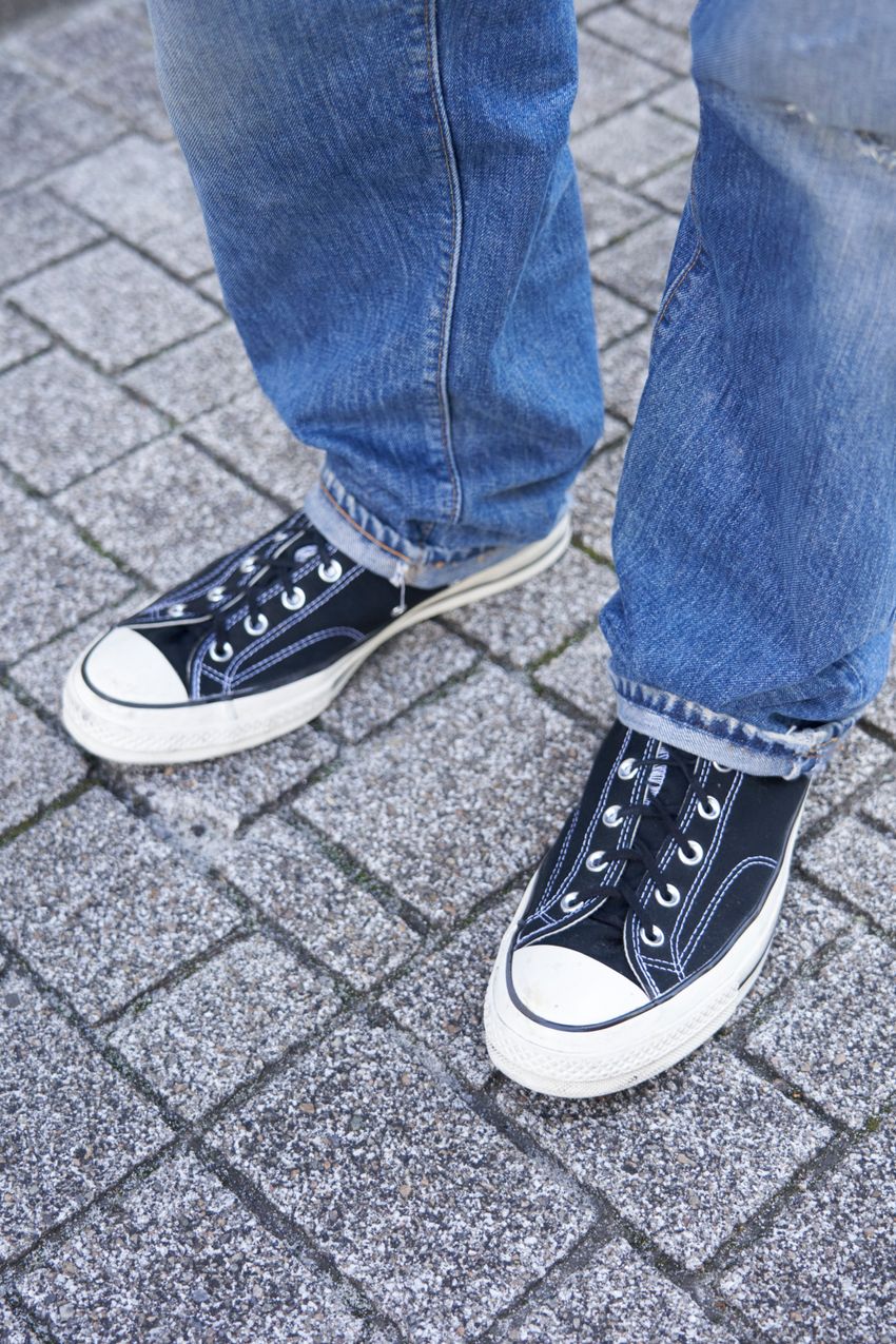 「リーバイス×コンバース」。世代も流行も超える王道タッグ、街の20代はどう合わせてる？ - 6枚目の画像