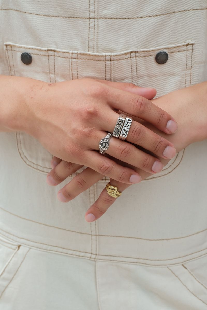 バンダナとハットでオーバーオールを品よく 服部詞恩 6枚目の写真