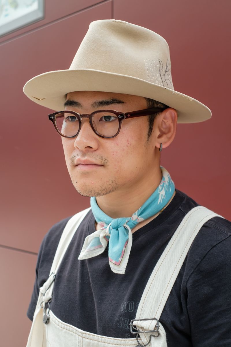 バンダナとハットでオーバーオールを品よく 服部詞恩 4枚目の写真