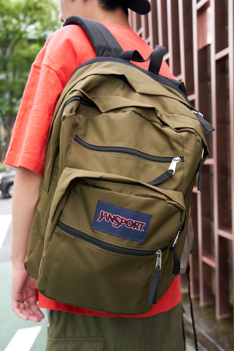 鮮烈な赤にアースカラーで大人カジュアル 栗田雄介 4枚目の写真