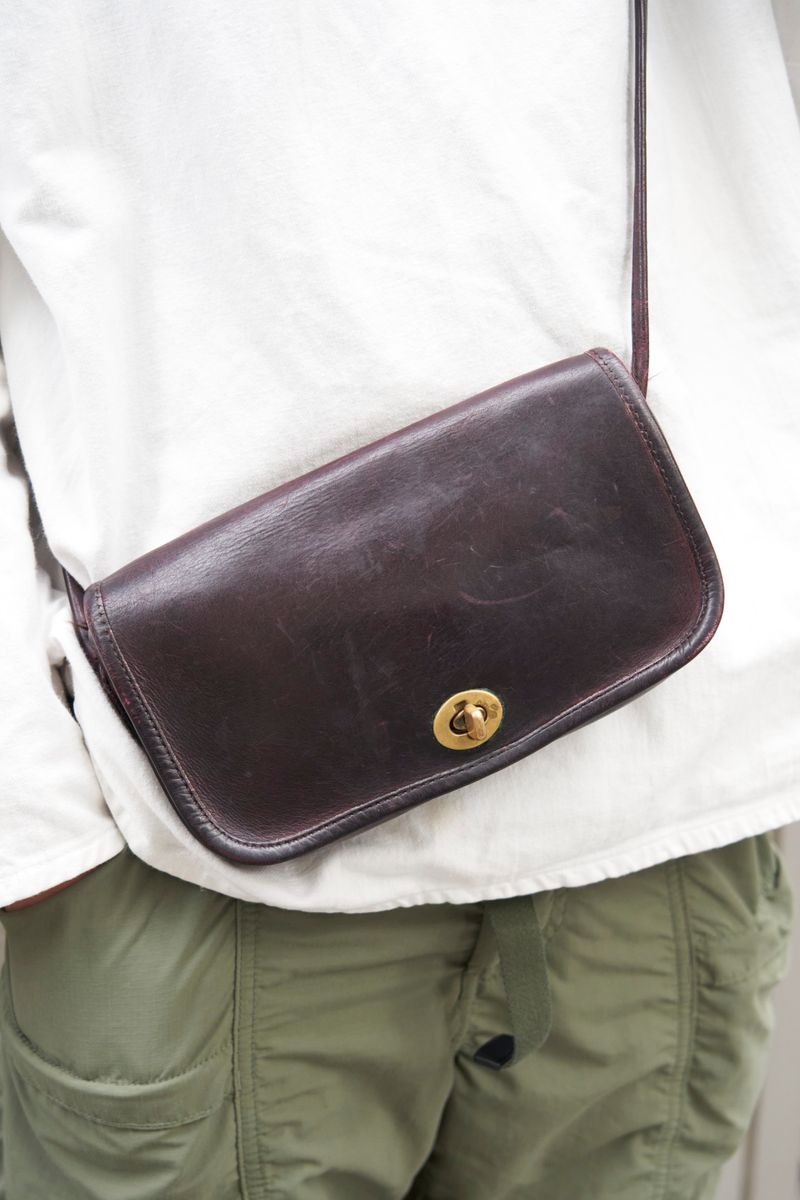 軍モノのシャツとニット帽に小粋な小物使い 金山洸介 4枚目の写真