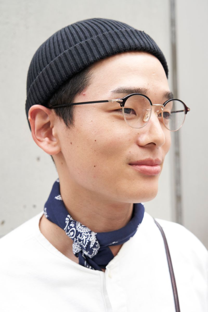 軍モノのシャツとニット帽に小粋な小物使い 金山洸介 3枚目の写真