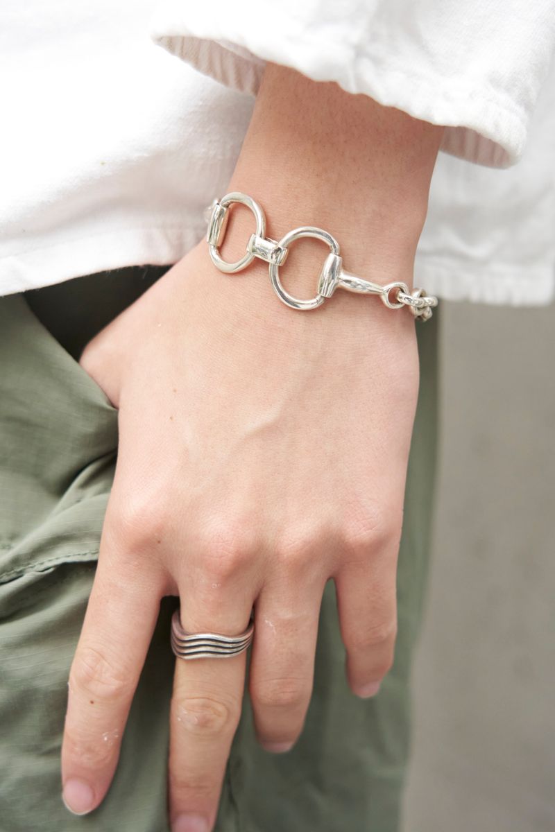 軍モノのシャツとニット帽に小粋な小物使い 金山洸介 5枚目の写真