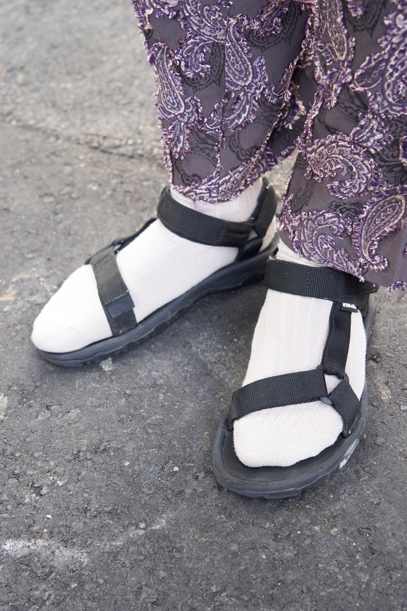 街に映える色と柄。長身を活かしシンプルに 上田智也 4枚目の写真