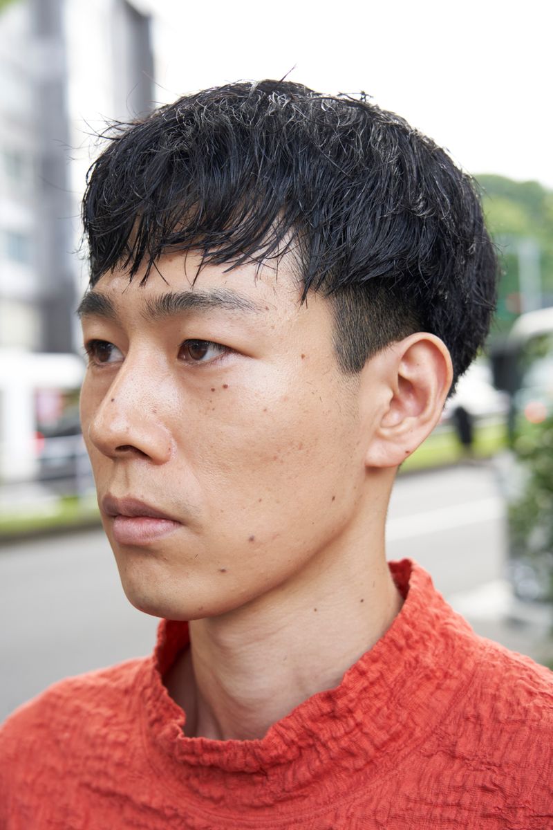 街に映える色と柄。長身を活かしシンプルに 上田智也 3枚目の写真