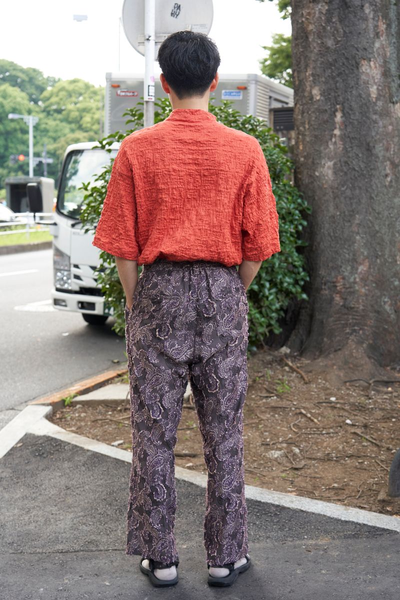 街に映える色と柄。長身を活かしシンプルに 上田智也 2枚目の写真