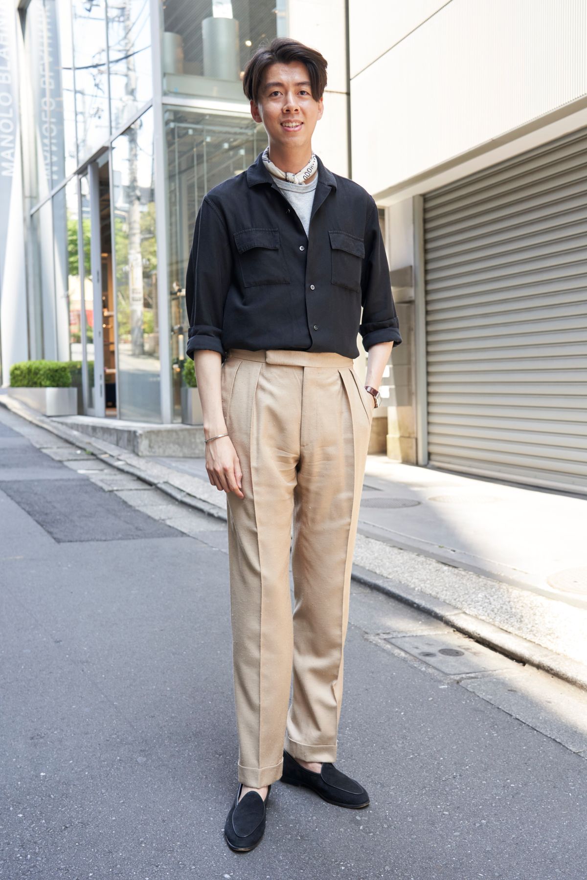 シャツ 古着 Tシャツ、パンツ＝ともにポロラルフローレン　スカーフ＝ダブルアールエル　シューズ＝ボードインアンドランジ　バングル＝インディアンジュエリー　腕時計＝ジャガールクルト