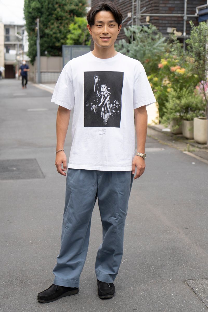 涼しげなチノパンに黒ワラビーで大人っぽく 前原 翔