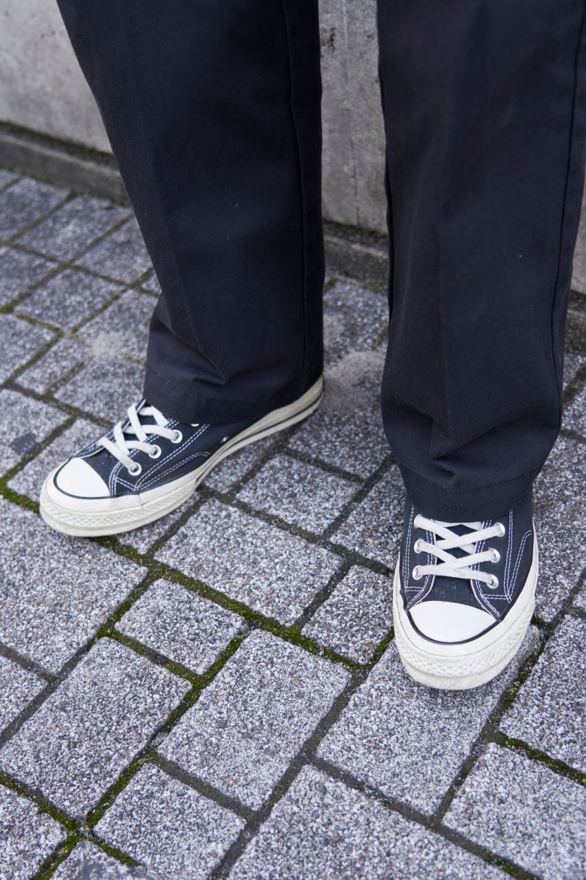 「黒ディッキーズは夏も使える説」をスナップで実証。合わせたのはTシャツ、アロハシャツetc. - 9枚目の画像