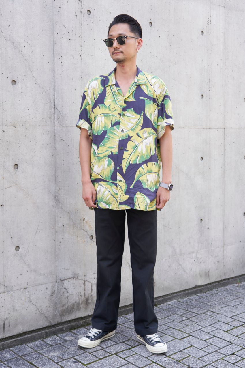 「黒ディッキーズは夏も使える説」をスナップで実証。合わせたのはTシャツ、アロハシャツetc. - 8枚目の画像