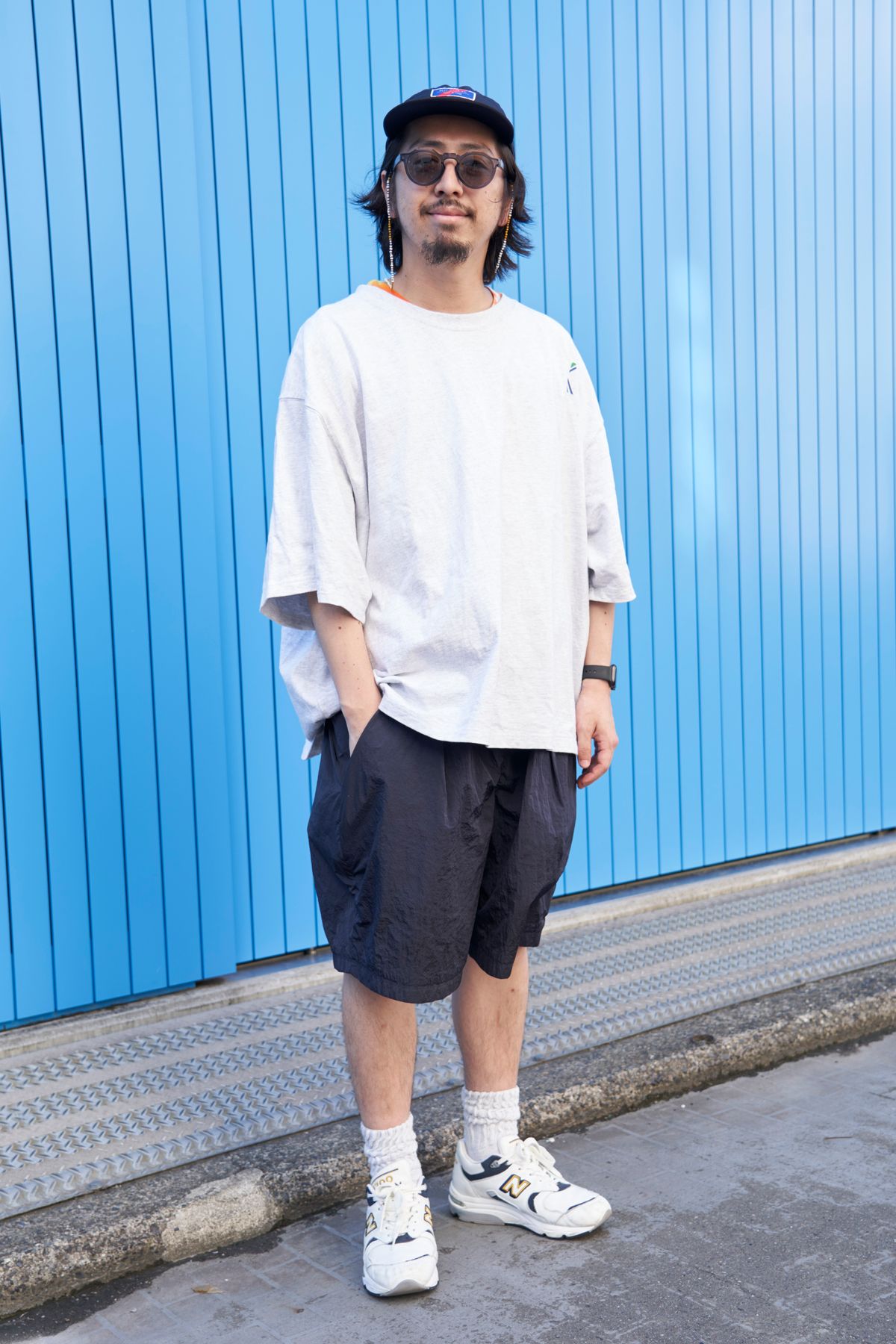 Tシャツ=キャンバー カットソー=古着 パンツ=テアトラ シューズ=ニューバランス 帽子=ベストメイド 眼鏡=ジュガードフォーティーン 腕時計=アップル