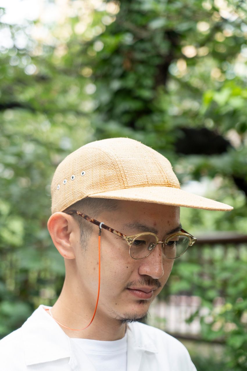 武骨で洗練された人気カラー「白×オリーブ」。街角の人はコーデにどう取り入れてた？ - 4枚目の画像